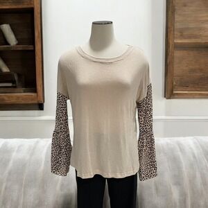 Amoli Leopard Print Bell Sleeve Blouse S Casual Boho Chic Soft Knit Street Soft